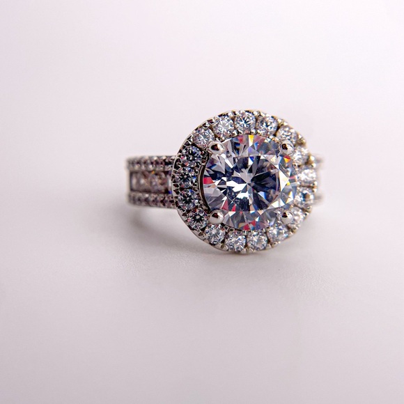 Round Cut Solitaire Halo CZ Ring with Pave and Round Cut Sides. Size 7. - Picture 3 of 9